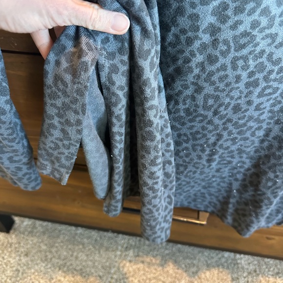 American Eagle Charcoal Leopard V-Neck Tee - Picture 4 of 5